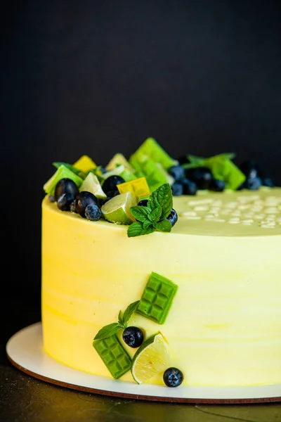 Le merveilleux gâteau au citron comme une pièce d'art culinaire — Photo