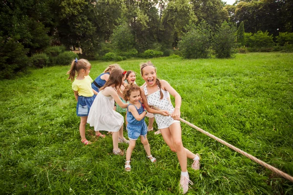 La squadra di ragazze sta facendo un tiro alla fune. — Foto Stock