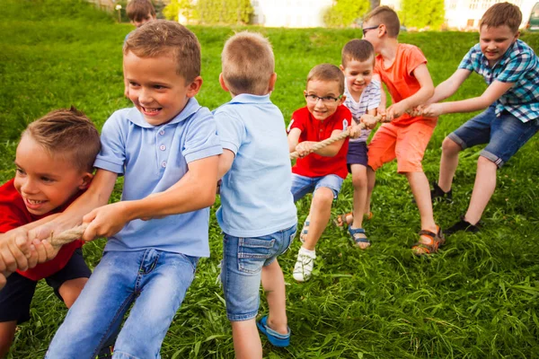 Mali chłopcy rozwijają swoją siłę podczas zabawy. — Zdjęcie stockowe