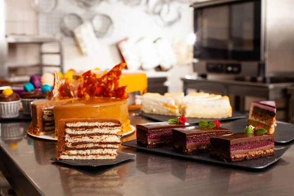 Cijfers van heerlijke cakes op een professionele banketbakkerij keuken — Stockfoto