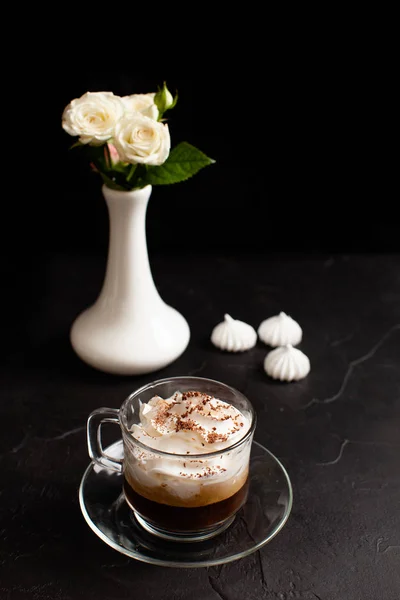 Chocolate quente com chantilly em copo transparente — Fotografia de Stock