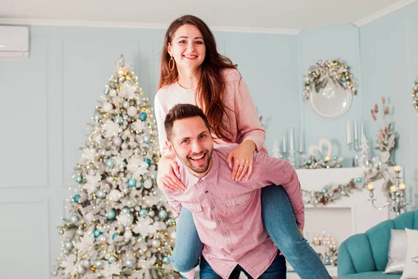 Romantikus pár ünnepli a karácsonyi estét a modern szobában — Stock Fotó