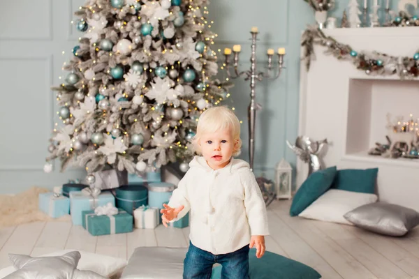 Niño rubio de pie en la habitación, decorado para Navidad — Foto de Stock