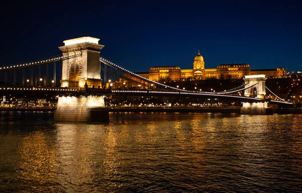 Famosa ponte de cadeia em Budapeste à noite. Marcos húngaros — Fotografia de Stock