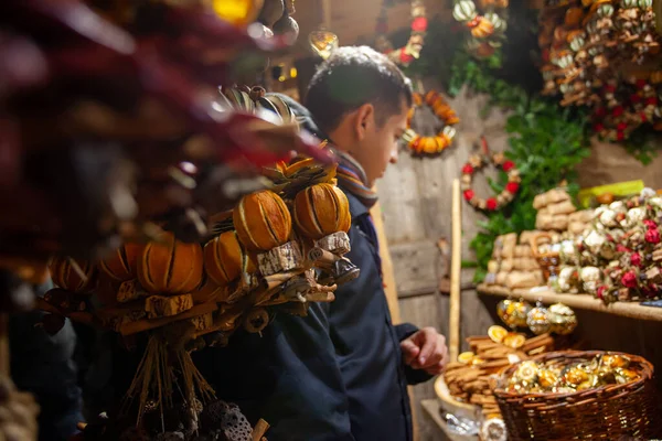 Vánoční trh v Evropě. Vánoční suché koření a ovoce — Stock fotografie