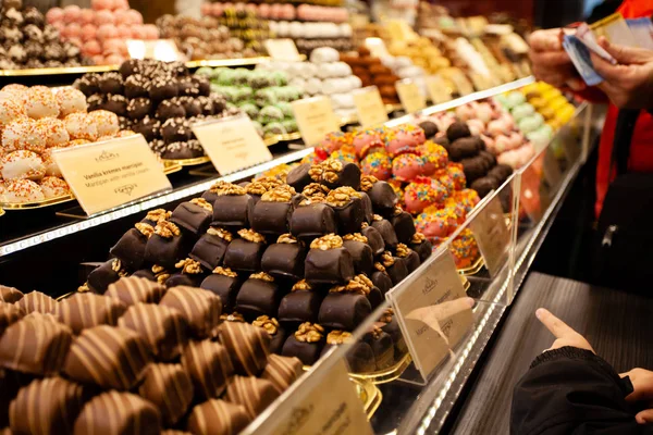 Avrupa 'daki Noel Pazarı' nda geleneksel çikolata festivali şekerleriyle oyalayın. — Stok fotoğraf