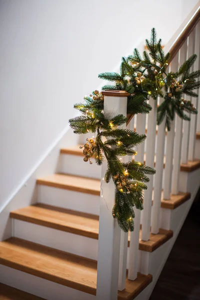 Wystrój świąteczny na drewnianych schodach wewnątrz — Zdjęcie stockowe