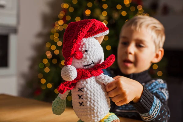 У прекрасного маленького мальчика будет новогоднее кукольное представление — стоковое фото