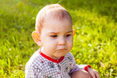 Doğada sivilceleri olan küçük bir çocuk