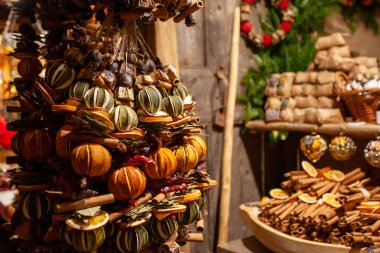 Kurutulmuş meyveler Noel pazarındaki bir stantta asılı duruyor.