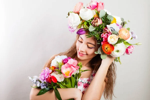 Mooi meisje met lente bloemen en make-up — Stockfoto