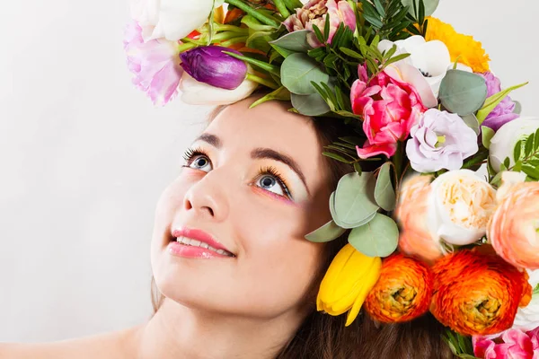 Schöne Dame mit einem Kranz aus Frühlingsblumen — Stockfoto