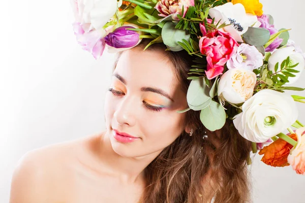 Sinnliche Mädchengesicht mit Frühlingsblumen aus nächster Nähe — Stockfoto