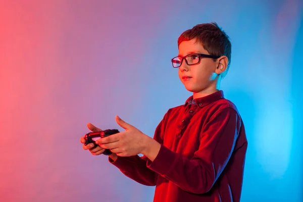 Boy using a gaming gadget for virtual reality in playing game zone — Stock Photo, Image