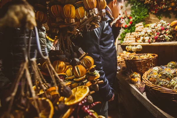 Especiarias de Natal e frutas secas no mercado de rua — Fotografia de Stock