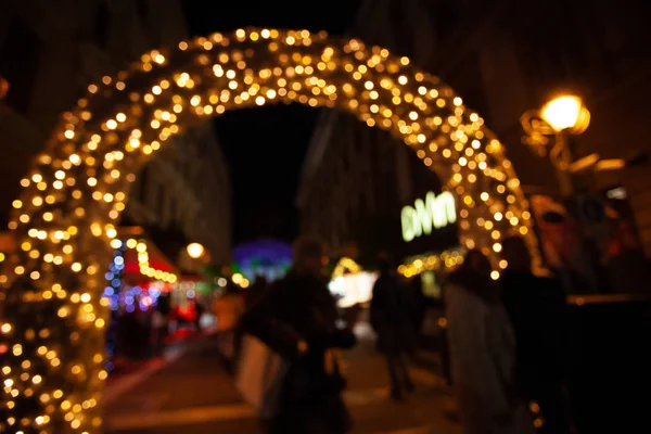 Desenfocado difuminado arco de luz fondo del mercado de Navidad — Foto de Stock