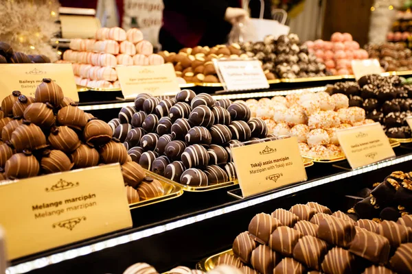 Noel pazarında çikolatalı mantarlar, şekerler ve tatlılar — Stok fotoğraf