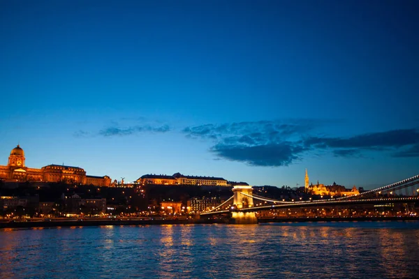 Palácio Real e famosa ponte Chain em Budapeste à noite — Fotografia de Stock