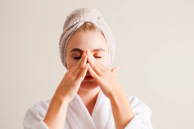 Güzel kadın baş ağrısını yok etmek için masaj yapıyor.