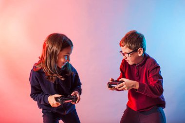 Mutlu arkadaşlar ellerinde joysticklerle sanal oyuna başlıyorlar.