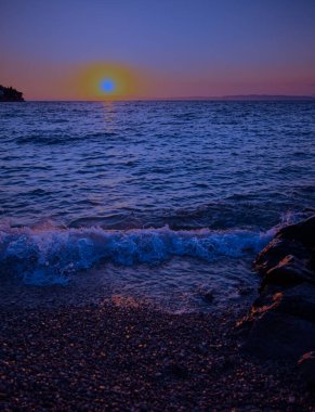 Akşamüstü denizde gün batımı parlıyor