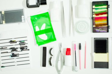 Kirpik uzatma için ürün seti. Kirpik uzatma uygulamasında kullanılan fırçalar, araçlar ve aksesuarlar