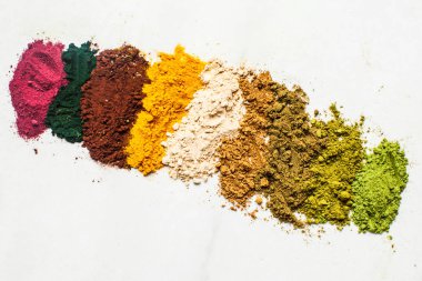Superfood smoothie destekleyiciler, kaselerde çeşitli diyet takviyeleri