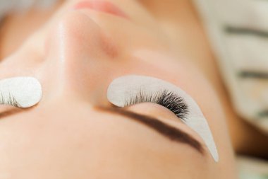 Mükemmel Taze Cilt ve Uzun Kirpikler ile Güzellik Modeli