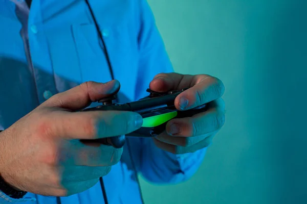 Homme mains tenant joystick pour jouer à des jeux vidéo — Photo