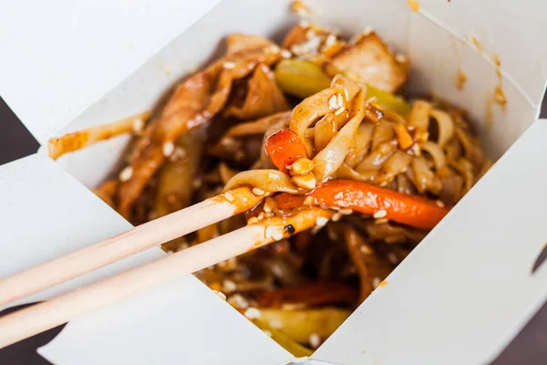 Fideos udon veganos asiáticos con tofu y verduras —  Fotos de Stock