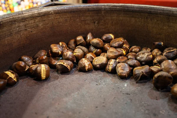 Grilled chestnuts for sale in a market stall — Stock Photo, Image