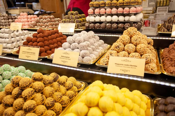 Verschiedene süße Bonbons auf dem Markt in Ungarn zur Weihnachtszeit — Stockfoto