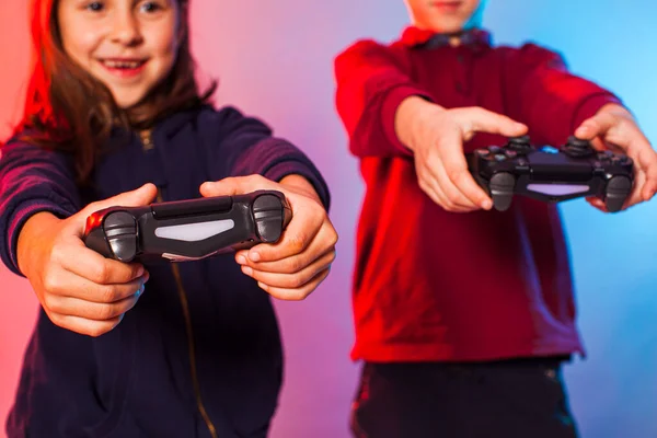 Happy friends holding joysticks and start virtual game — Stock Photo, Image