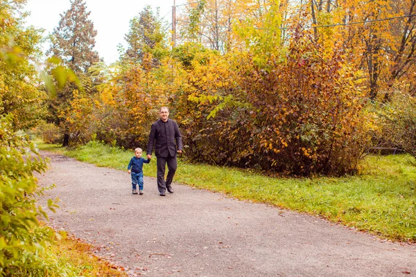 Μπαμπάς και γιος στο πάρκο φθινόπωρο — Φωτογραφία Αρχείου
