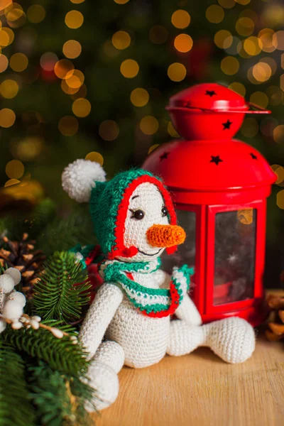 Knitted snowman toy under the Christmas tree — Stock Photo, Image
