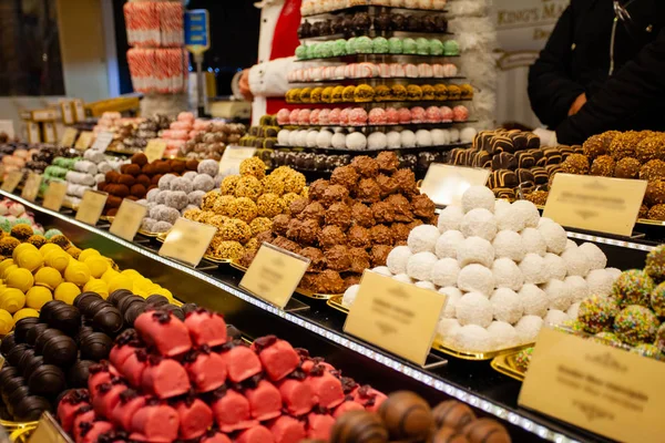 Avrupa 'daki Noel pazarında farklı tatlı şekerler — Stok fotoğraf
