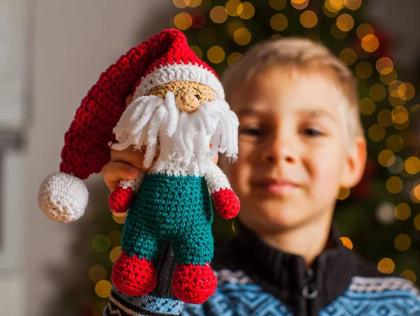 De kleine jongen die zijn favoriete kerstspeelgoed demonstreert — Stockfoto