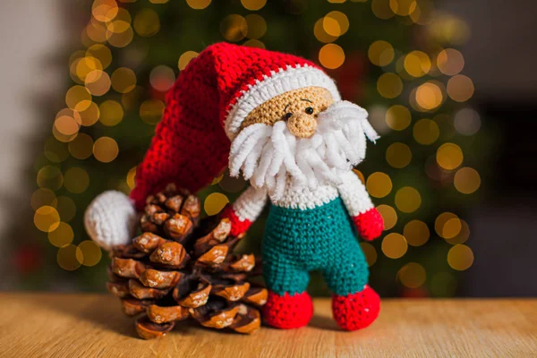 Weihnachtsdeko in Form von gestricktem Weihnachtsmann-Spielzeug — Stockfoto