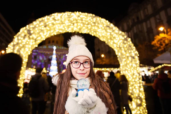 Hezká dívka přání na magii Nový rok v noci na vánočním trhu — Stock fotografie