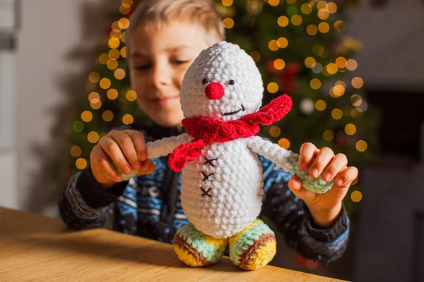 El hermoso niño pequeño tiene un espectáculo de marionetas de Año Nuevo —  Fotos de Stock