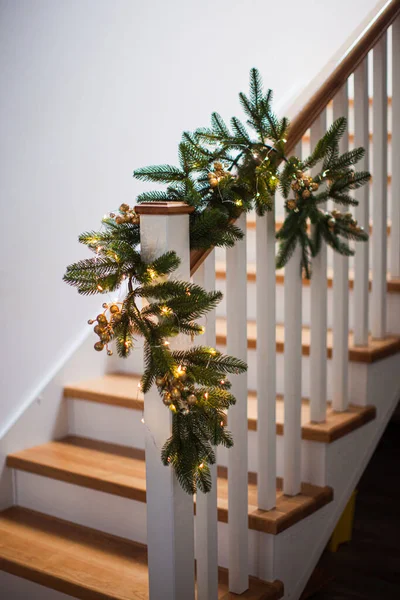 Décoration de Noël des escaliers dans la maison — Photo