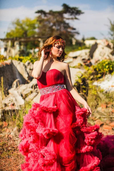 Mujer, como la reina en un vestido lujoso de color burdeos con joyas de moda —  Fotos de Stock