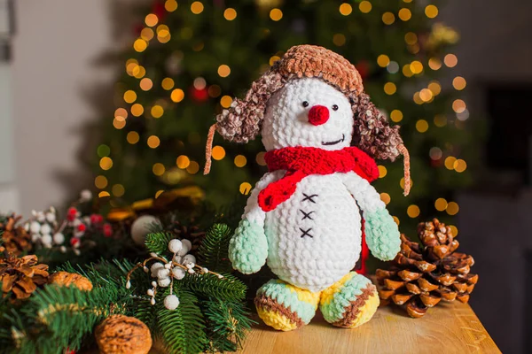 圣诞节装饰用的有趣的针织玩具雪人 — 图库照片