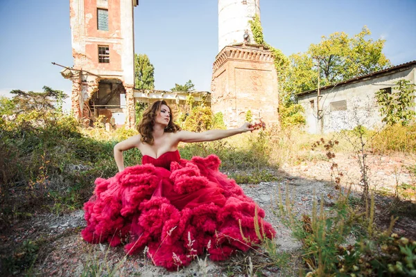 Schöne sexy Frau im roten eleganten Kleid mit flauschigem Rock — Stockfoto