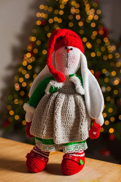 Muñeca de punto de Navidad en el fondo del árbol de Navidad —  Fotos de Stock