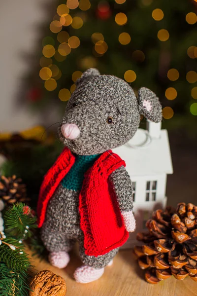 Красивая игрушечная крыса ручной работы в качестве рождественского украшения — стоковое фото