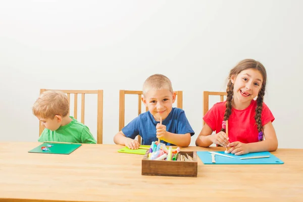 Modelagem de crianças com massa colorida em casa — Fotografia de Stock
