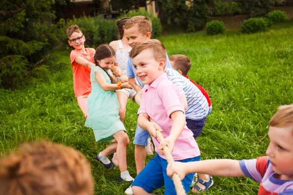 De glada barnen har roligt och träning i parken — Stockfoto