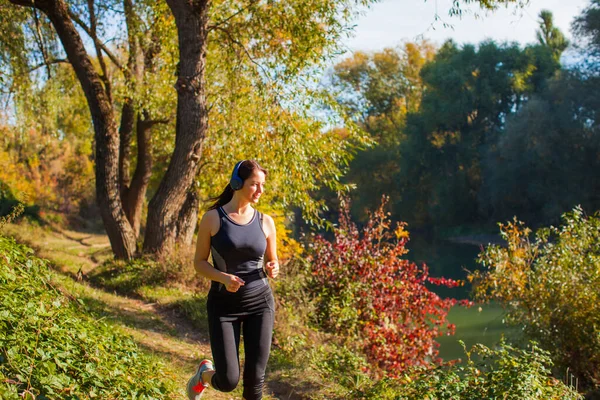 Femme jogging et écouter de la musique avec casque sans fil — Photo