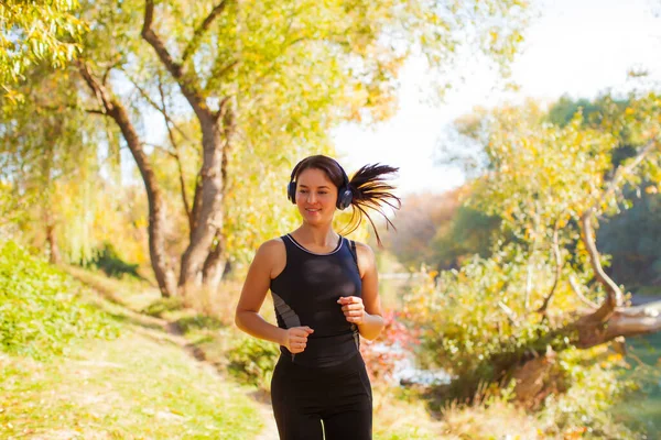 Sports woman preparing for a run challenge — Stock Photo, Image